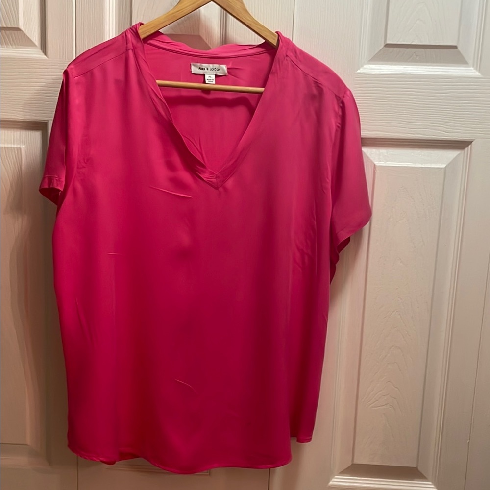 Alex and jordon Pink Short Sleeve Blouse. Lenght 27 pit to pit 22 vneck